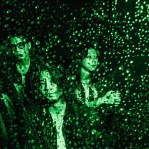 白丝裸体美女被坏人挠b
