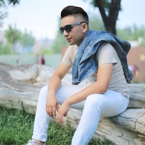 白丝裸体美女被坏人挠b
